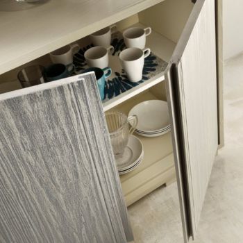 Particolare della credenza a 2 porte.