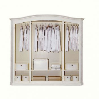 Interno dell'armadio con particolare del ripiano e dell'appendia