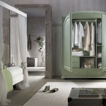 Particolare dell'interno dell'armadio.