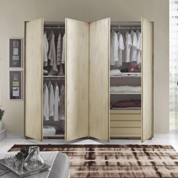 Interno dell'armadio con particolari dei ripiani, della cassetti