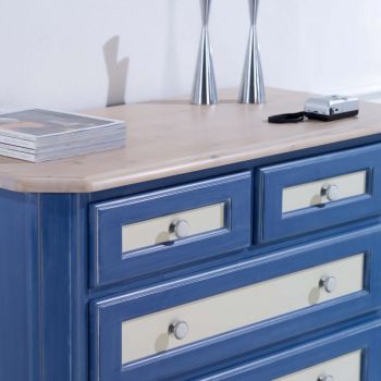 Particolare del comò a 5 cassetti in Abete.