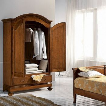 Interno dell'armadio con particolare dell'appendiabiti