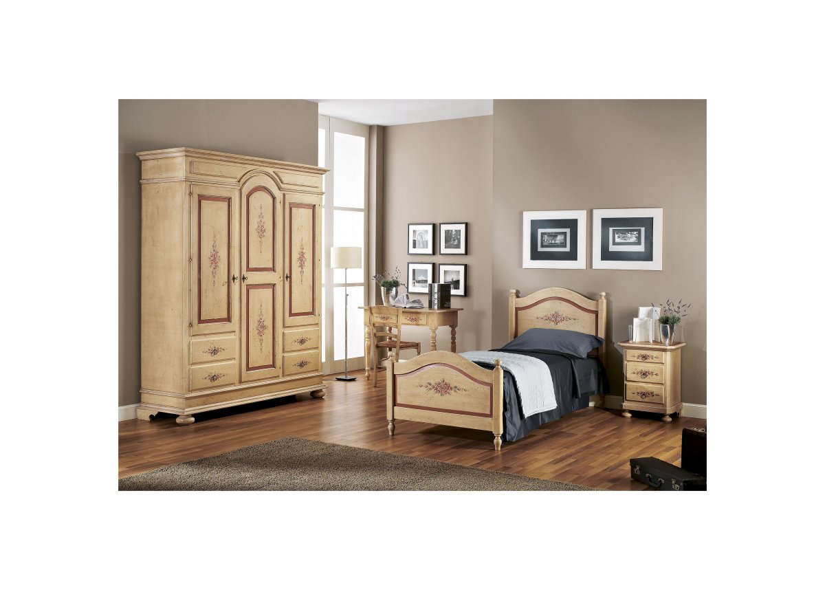 Camera singola con finitura colore avorio antico e profili rosso antico