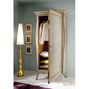 Particolare dell'armadio aperto.