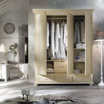 Particolare dell'armadio aperto.