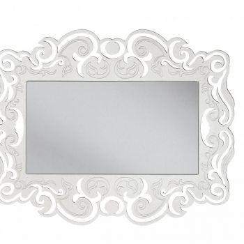 Cornice rettangolare traforata.