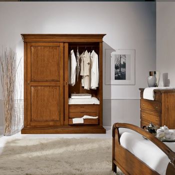 Interno dell'armadio con particolari dei ripiani, della cassetti