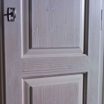 Particolare della finitura e della spazzolatura