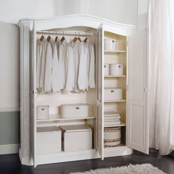 Interno dell'armadio con particolare del ripiano e dell'appendia