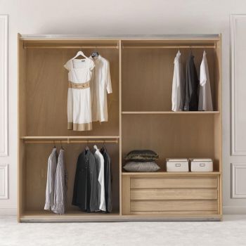 Interno dell'armadio con particolari dei ripiani, della cassetti