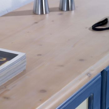 Particolare del comò a 5 cassetti in Abete.